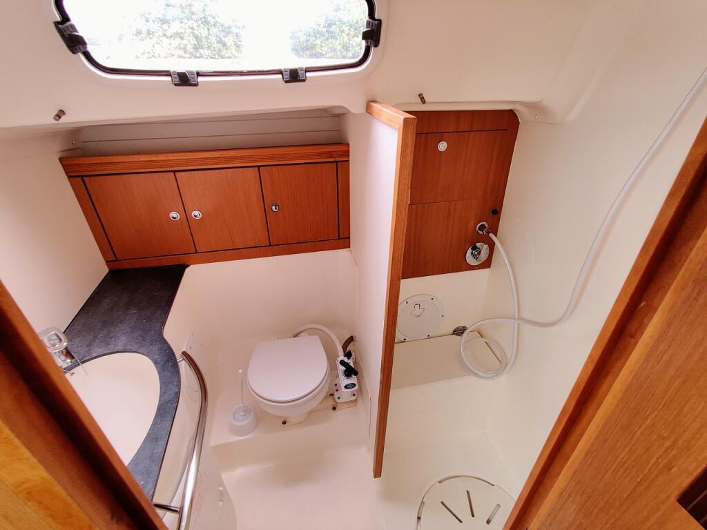 Sailing yacht 