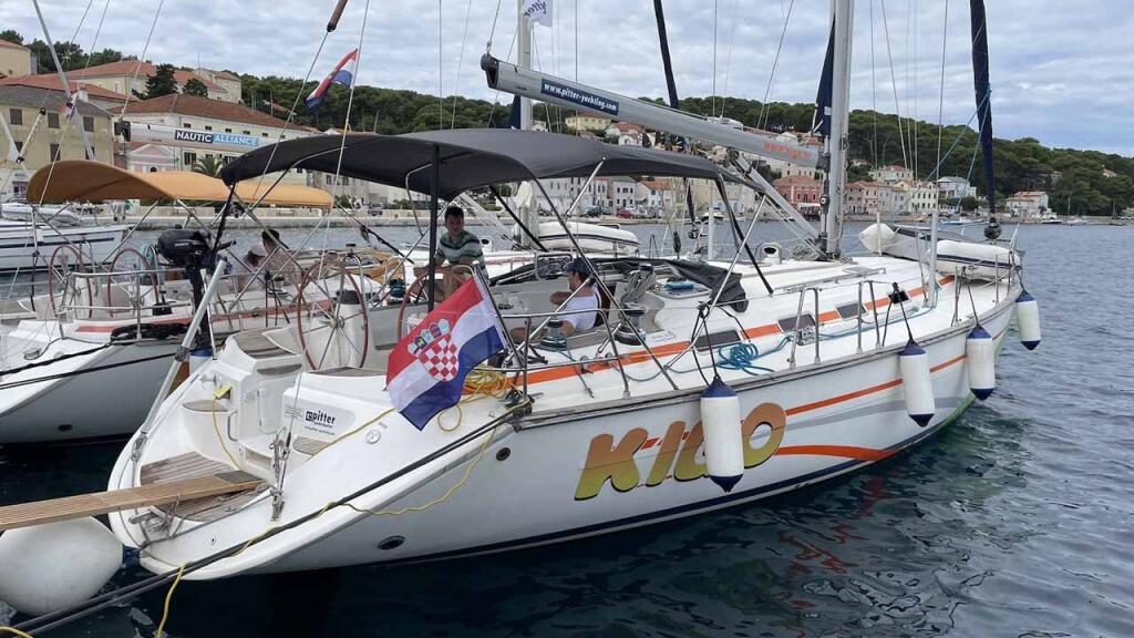 Sailing yacht 