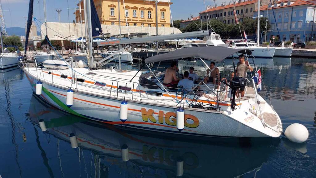 Sailing yacht 