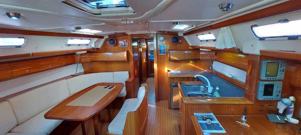 Sailing yacht 