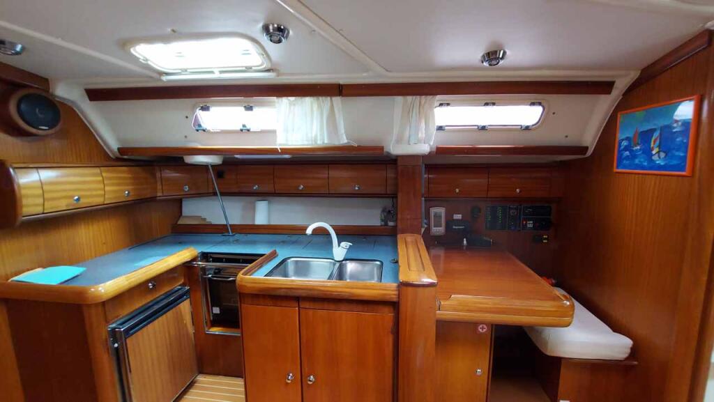 Sailing yacht 