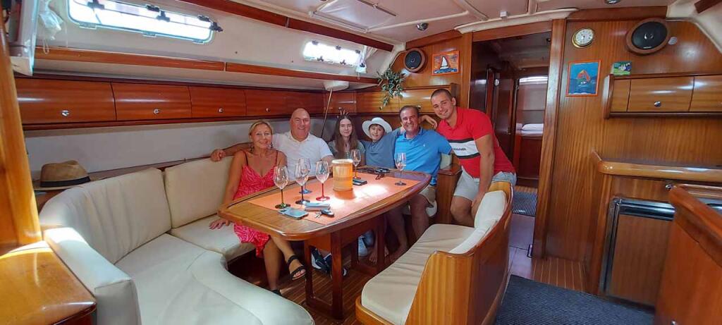 Sailing yacht 