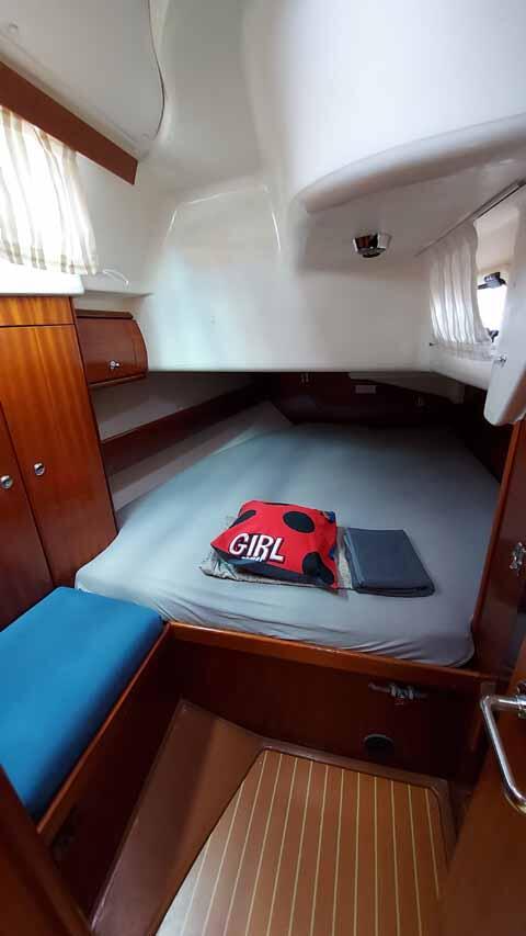 Sailing yacht 