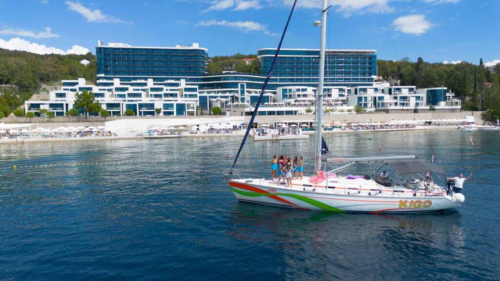 Sailing yacht 