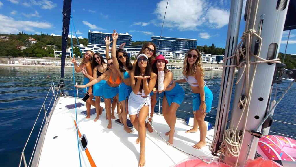 Sailing yacht 