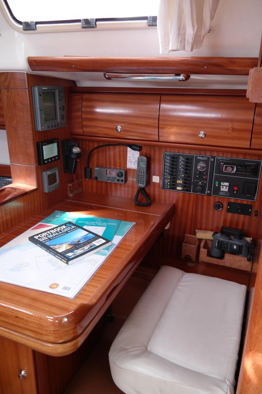 Sailing yacht 