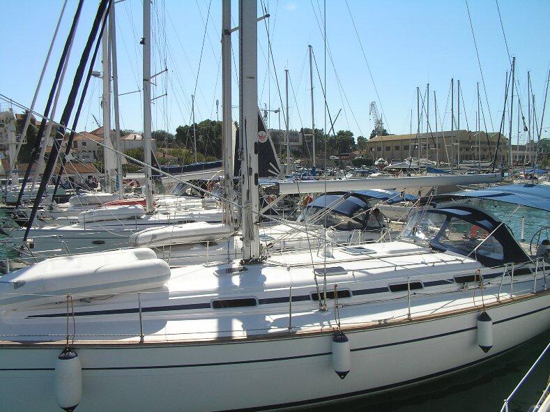 Sailing yacht 