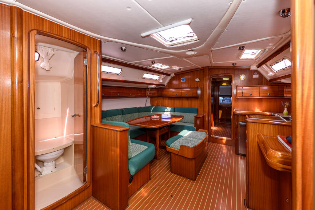 Sailing yacht 
