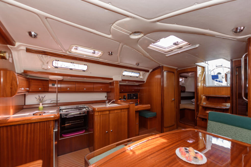 Sailing yacht 