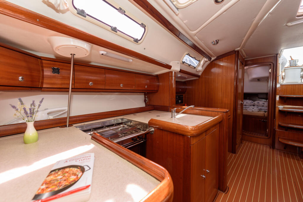 Sailing yacht 