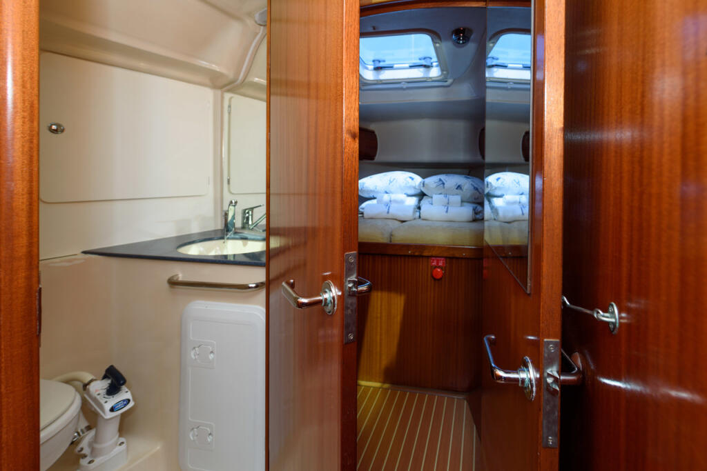 Sailing yacht 