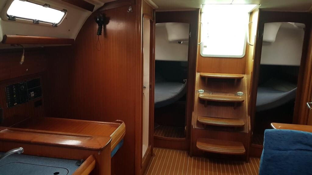 Sailing yacht 