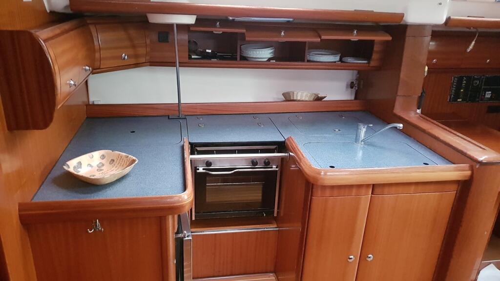 Sailing yacht 