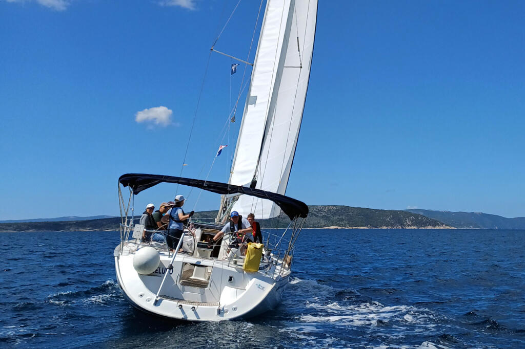 Sailing yacht 