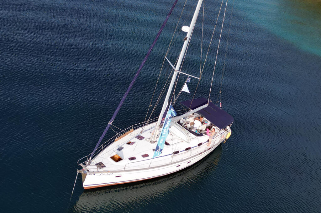 Sailing yacht 