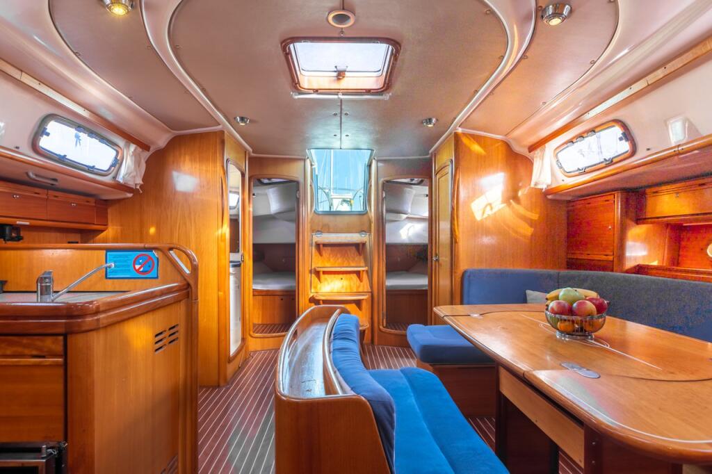 Sailing yacht 
