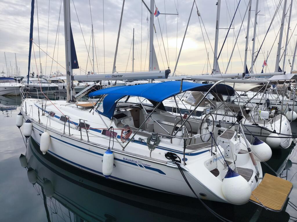 Sailing yacht 