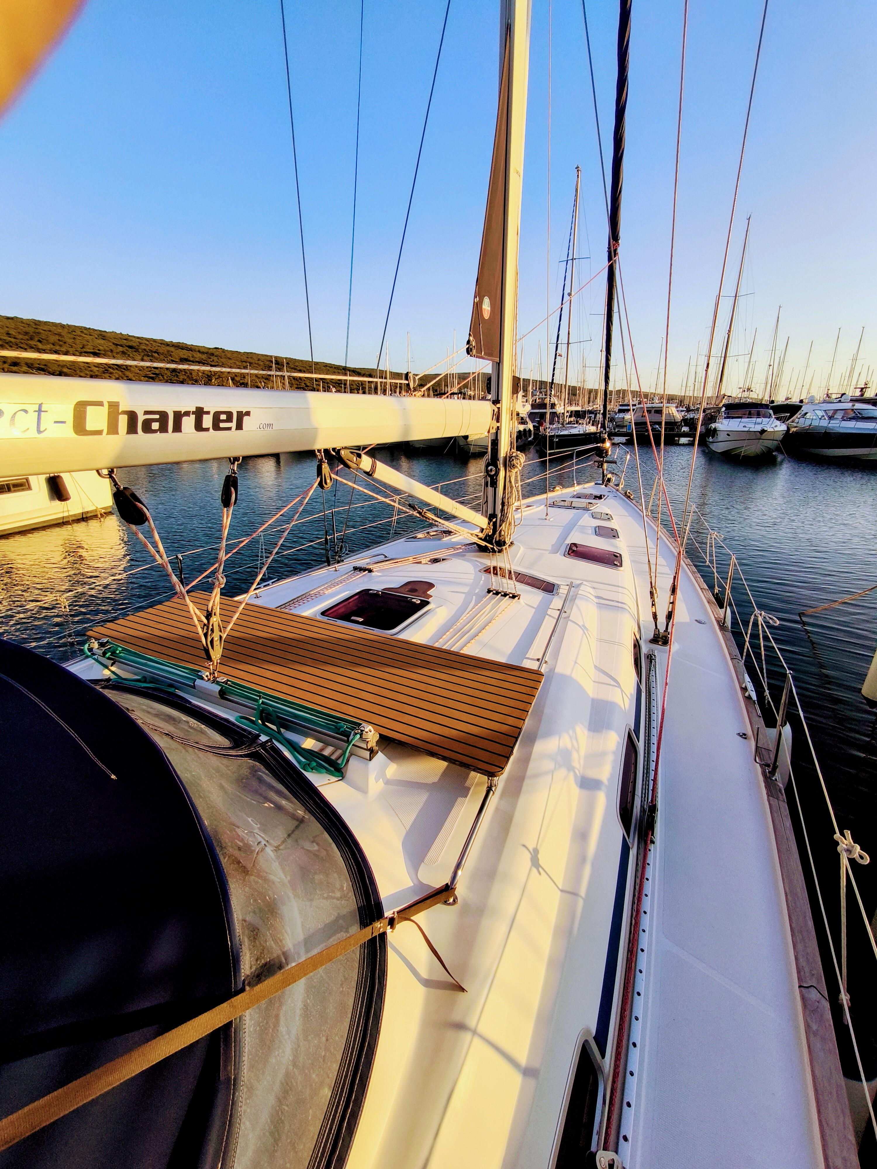 Sailing yacht 