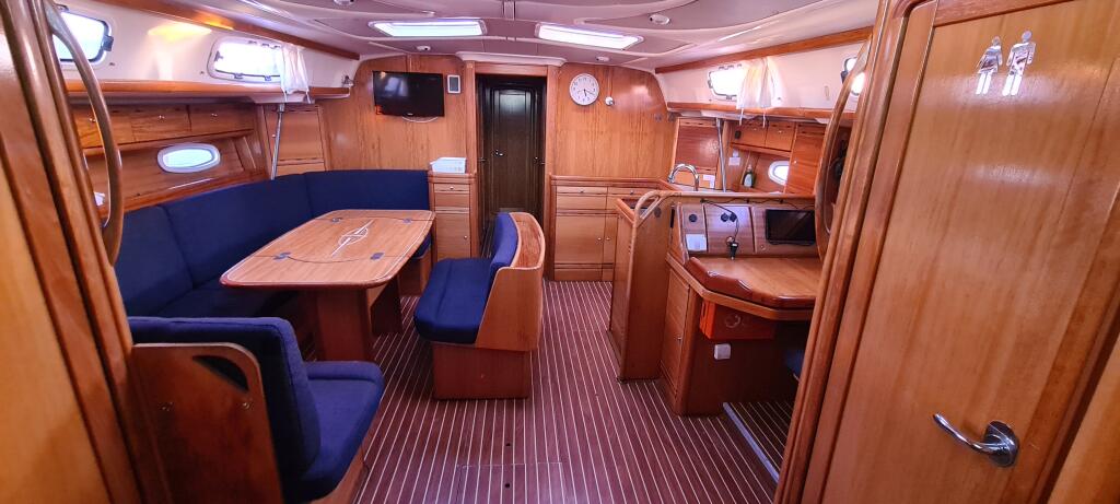 Sailing yacht 