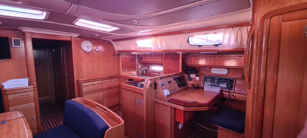 Sailing yacht 
