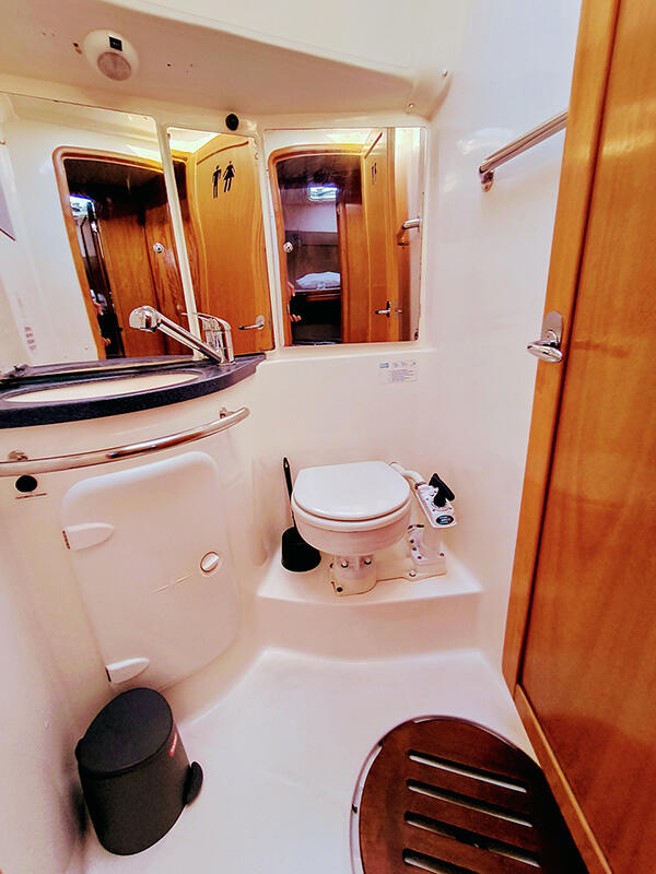 Sailing yacht 