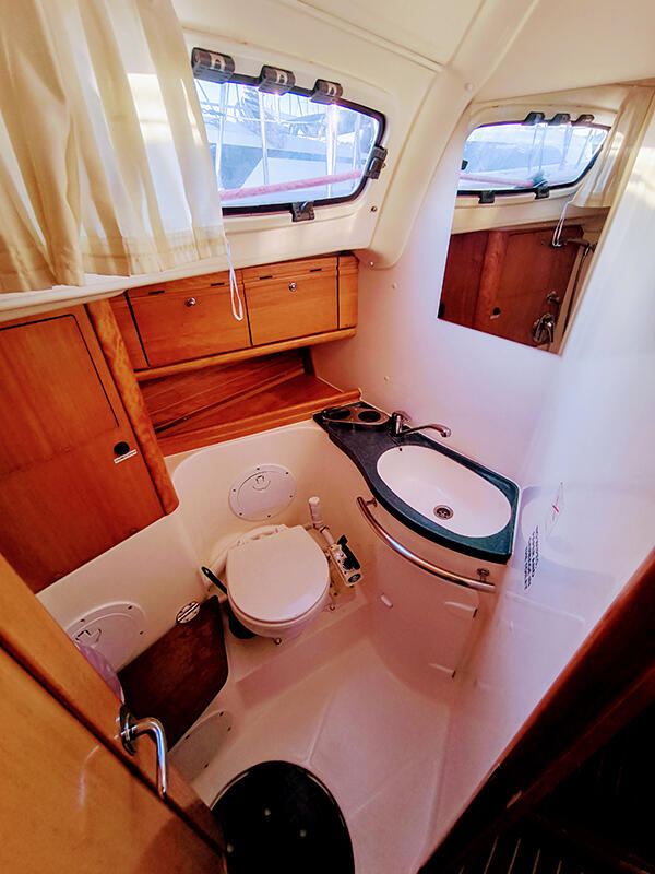 Sailing yacht 