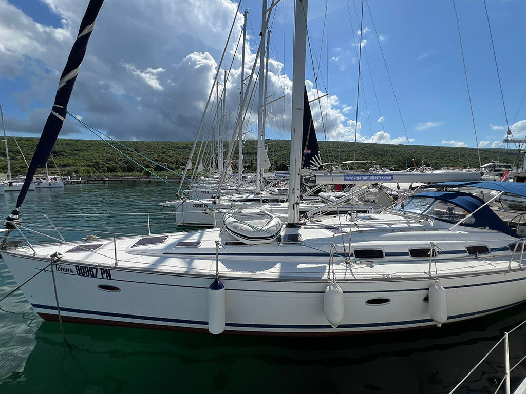 Sailing yacht 