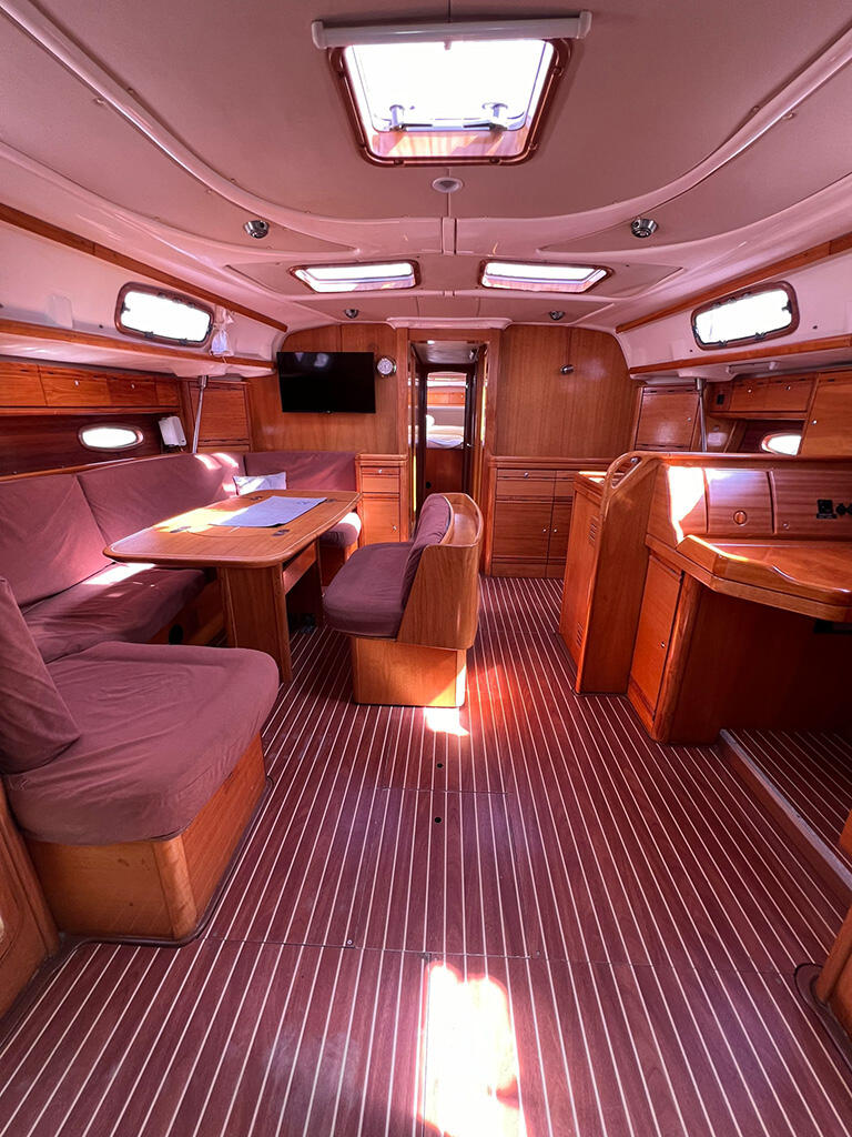 Sailing yacht 