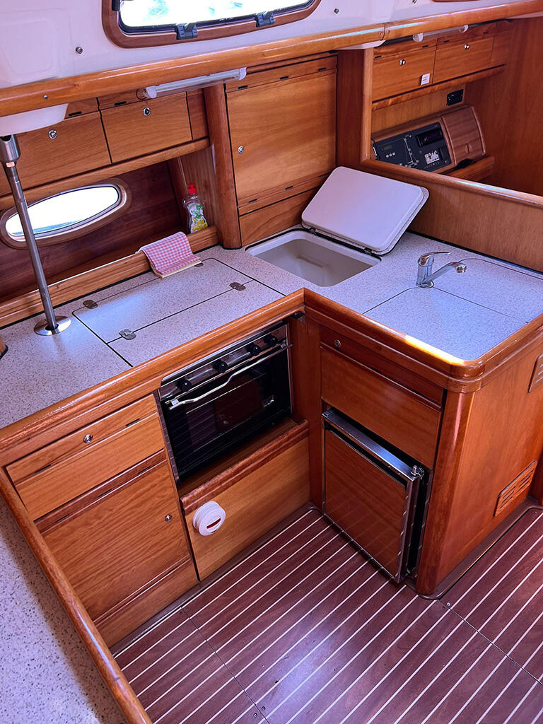 Sailing yacht 