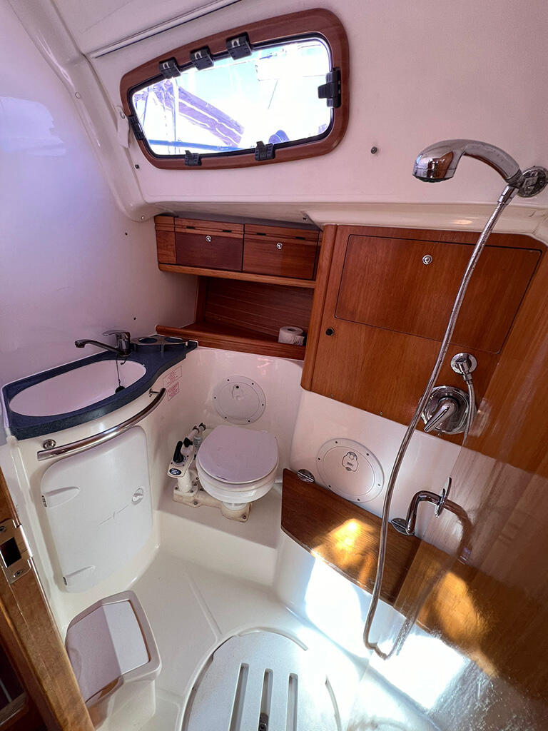 Sailing yacht 