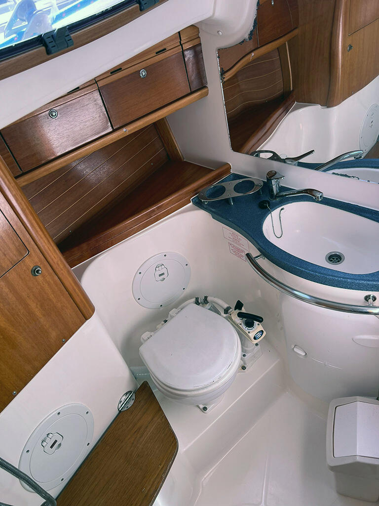 Sailing yacht 