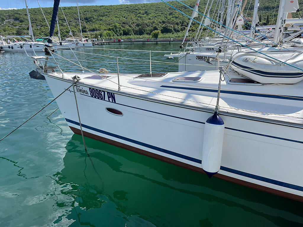 Sailing yacht 