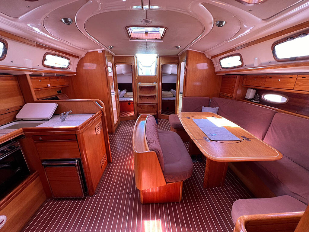 Sailing yacht 