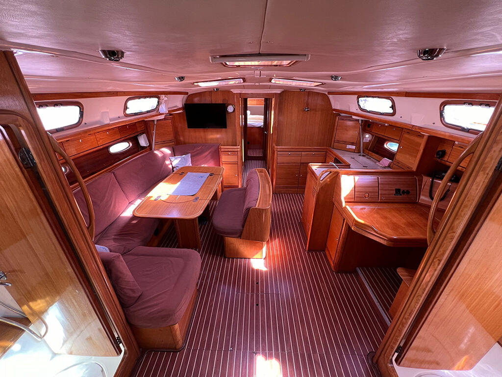 Sailing yacht 
