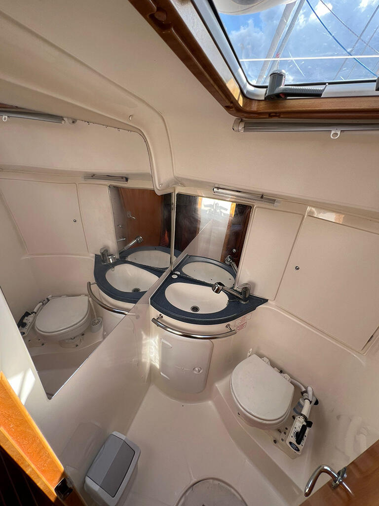 Sailing yacht 