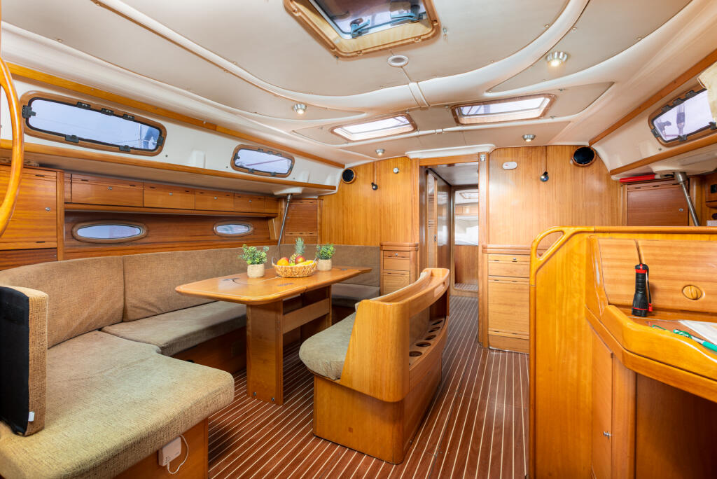 Sailing yacht 