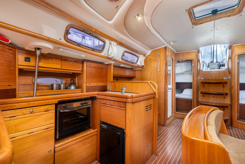 Sailing yacht 