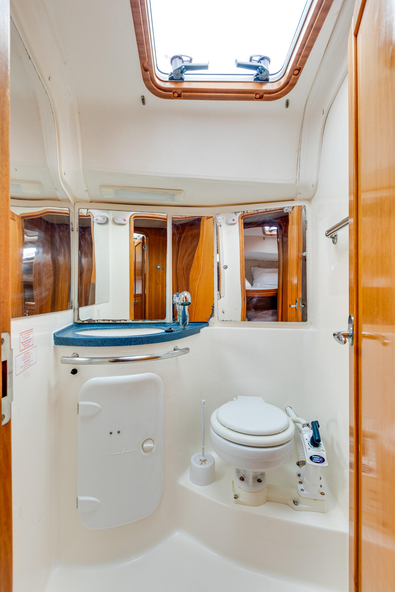Sailing yacht 