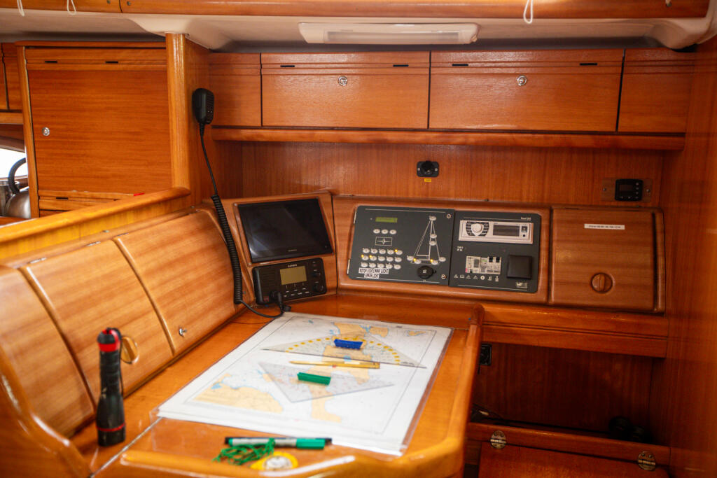 Sailing yacht 