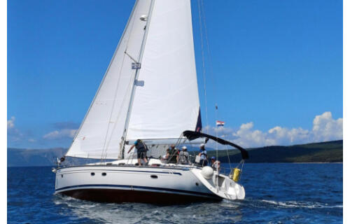 Sailing yacht 