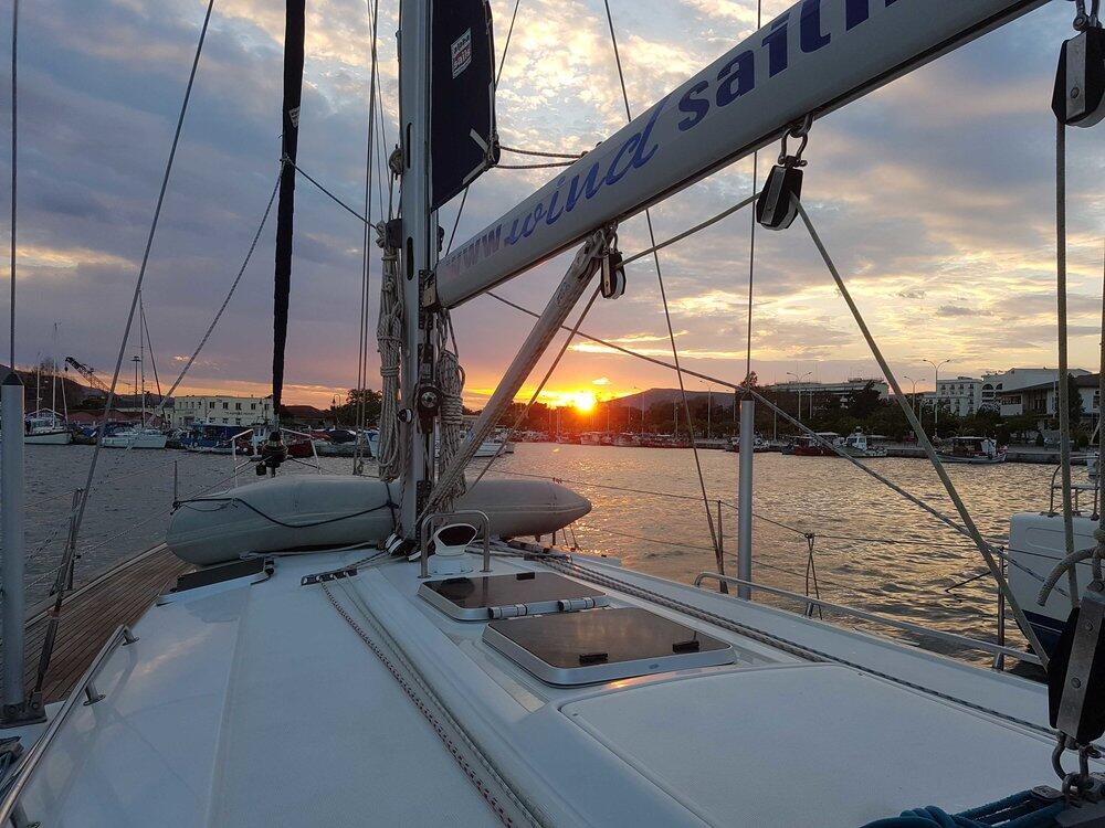 Sailing yacht 