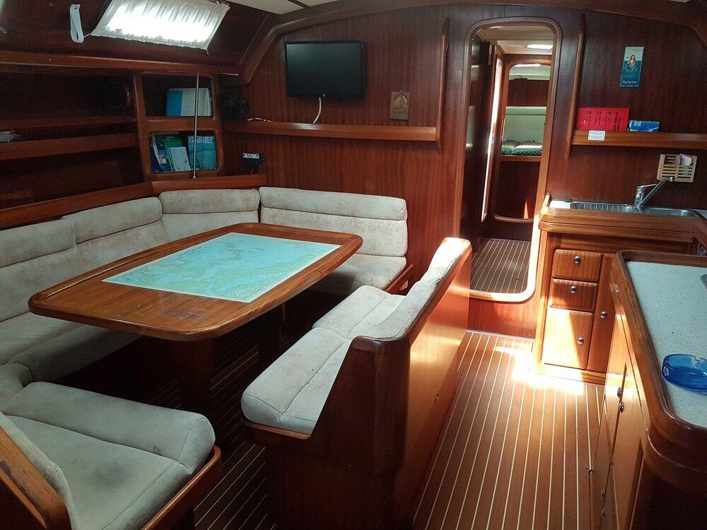 Sailing yacht 