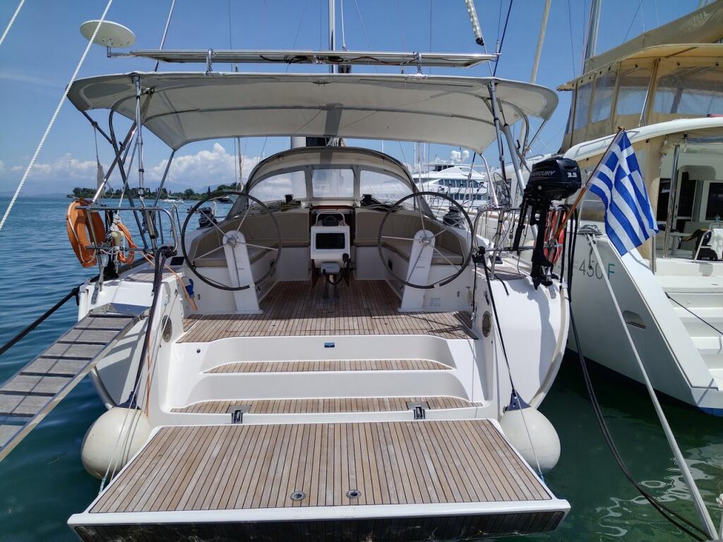 Sailing yacht 