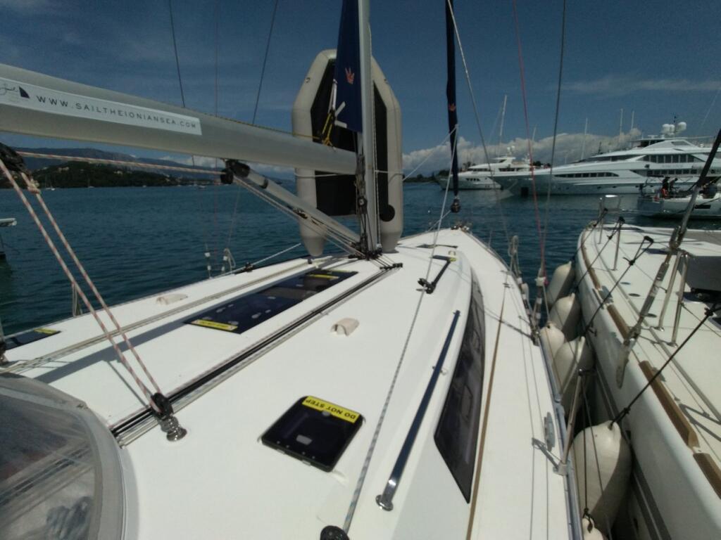 Sailing yacht 