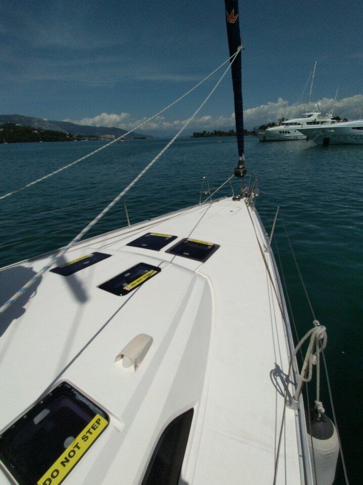 Sailing yacht 