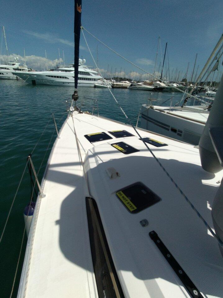Sailing yacht 