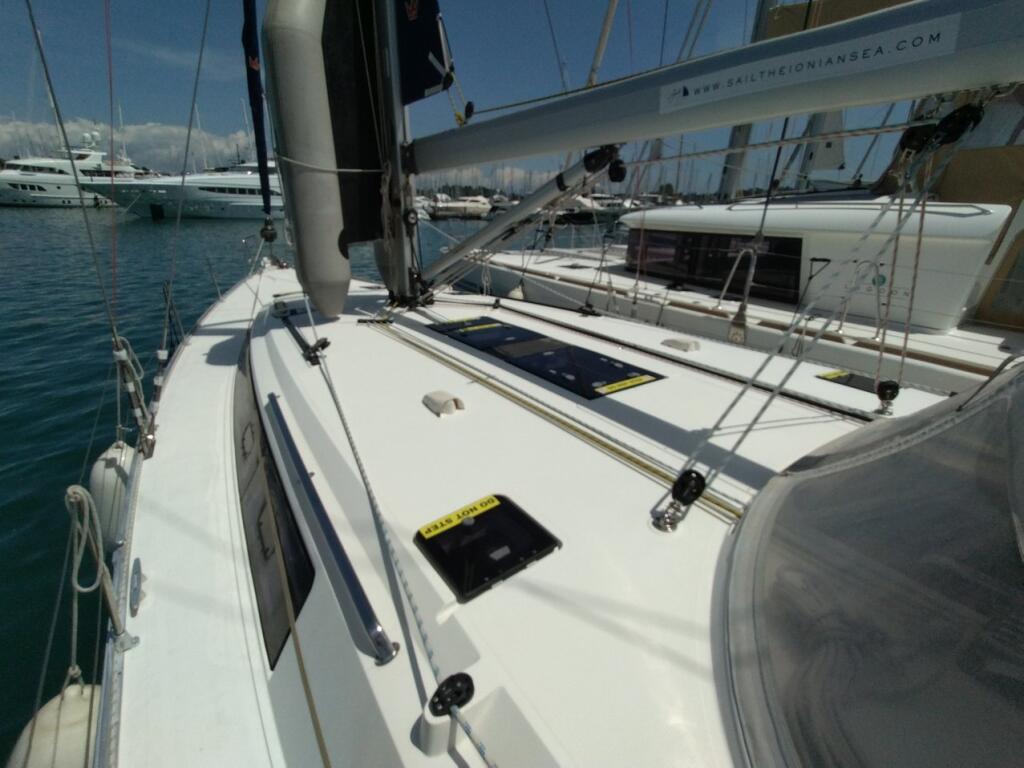 Sailing yacht 