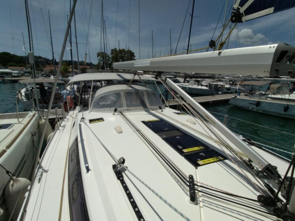 Sailing yacht 