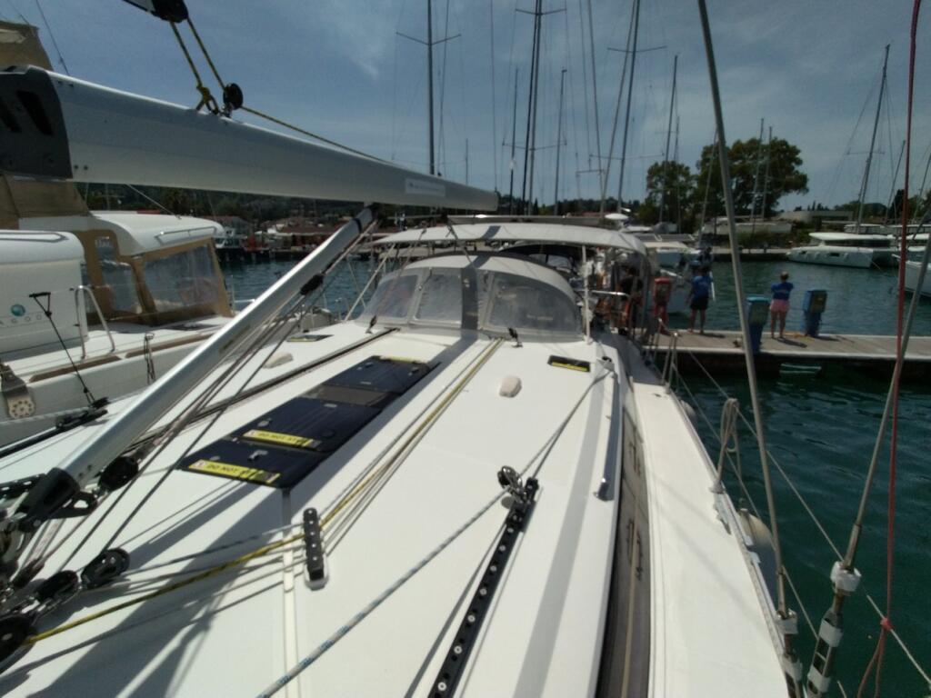 Sailing yacht 