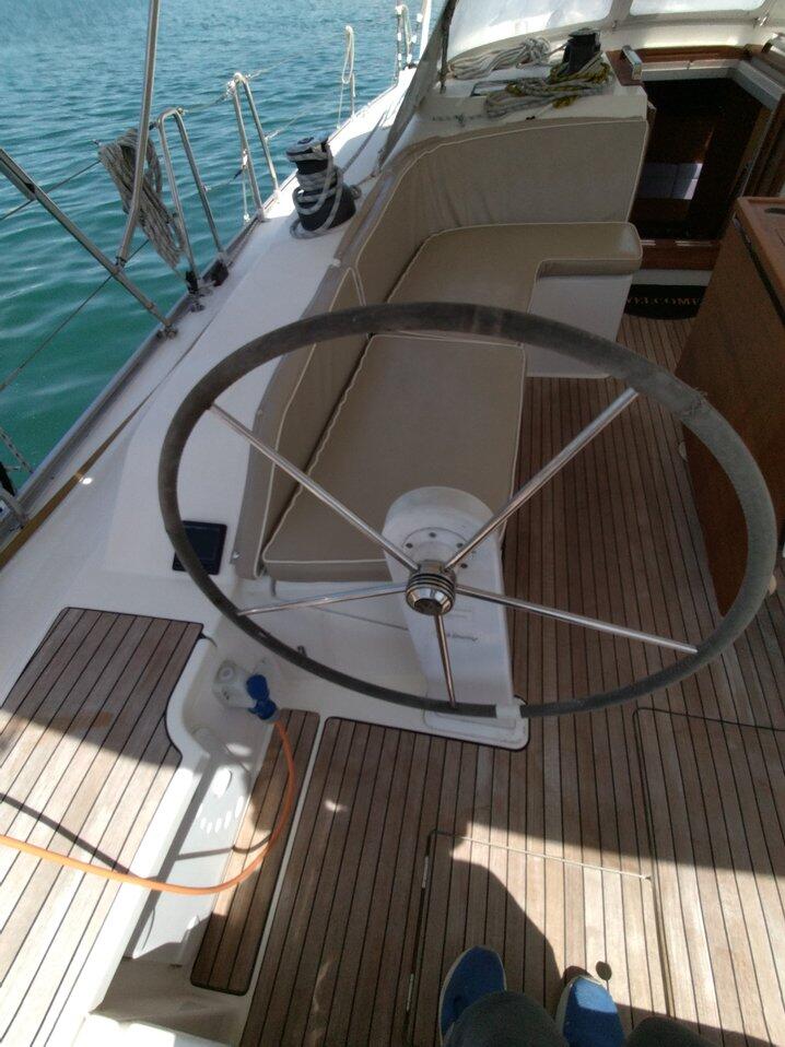 Sailing yacht 